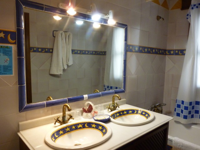Comercial con 17 Dormitorios  en Casares Pueblo
