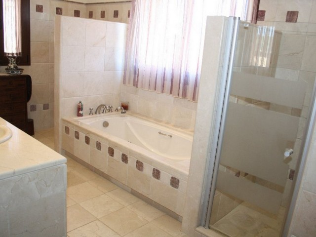 5 Makuuhuoneen Huvila Estepona