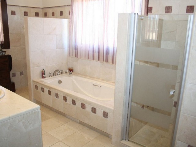 5 Makuuhuoneen Huvila Estepona