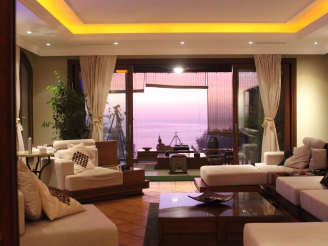 6 Bedrooms Villa in Manilva