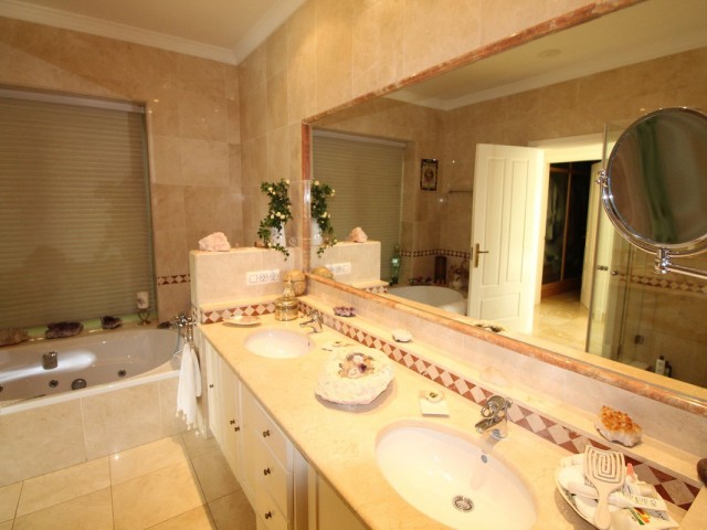 4 Bedrooms Villa in Sotogrande Alto