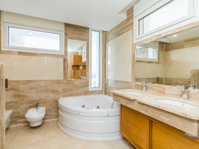 5 Bedrooms Villa in La Mairena