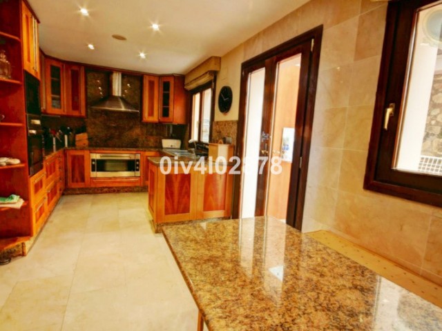 Villa con 10 Dormitorios  en Benalmadena Pueblo