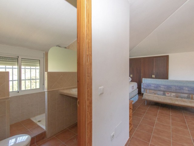 Villa avec 4 Chambres  à Almogía
