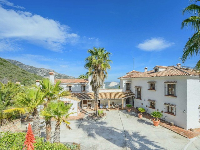 8 Bedrooms Villa in Ojén
