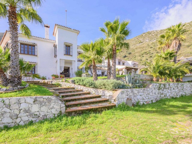 8 Bedrooms Villa in Ojén