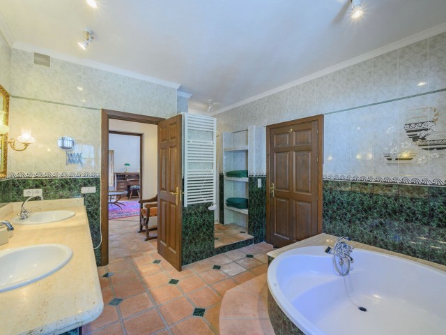 8 Bedrooms Villa in Ojén