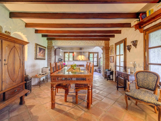 8 Bedrooms Villa in Ojén