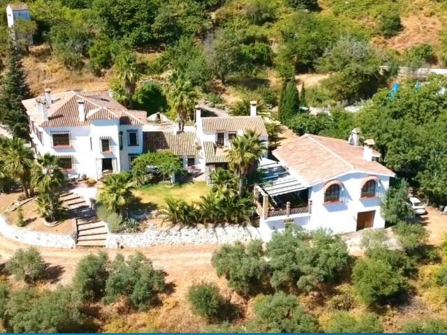 8 Bedrooms Villa in Ojén