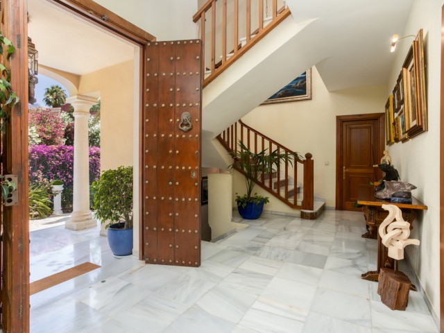 7 Bedrooms Villa in Marbella