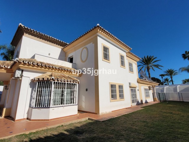 Villa con 5 Dormitorios  en Bel Air