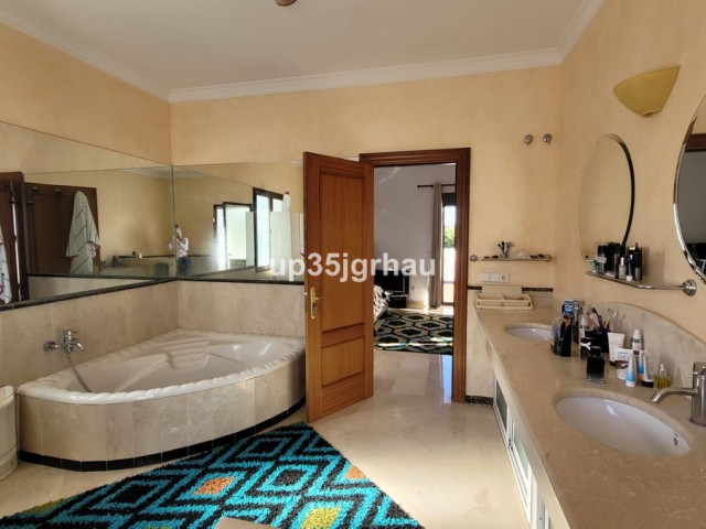 Villa con 5 Dormitorios  en Bel Air