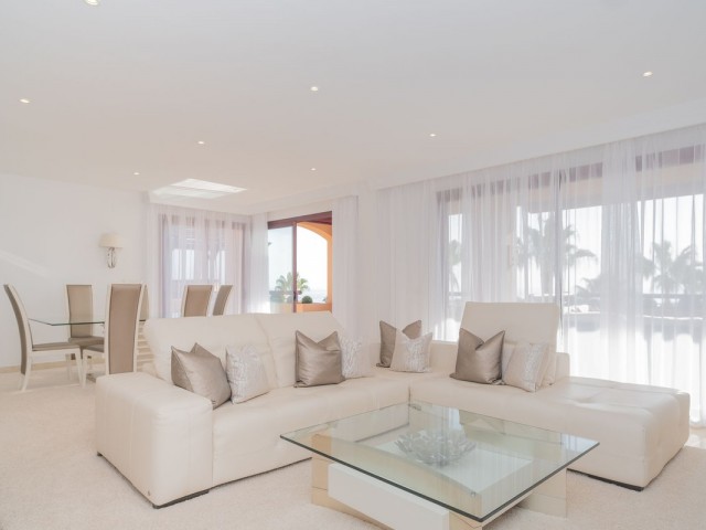 Apartamento con 4 Dormitorios  en Bahía de Marbella