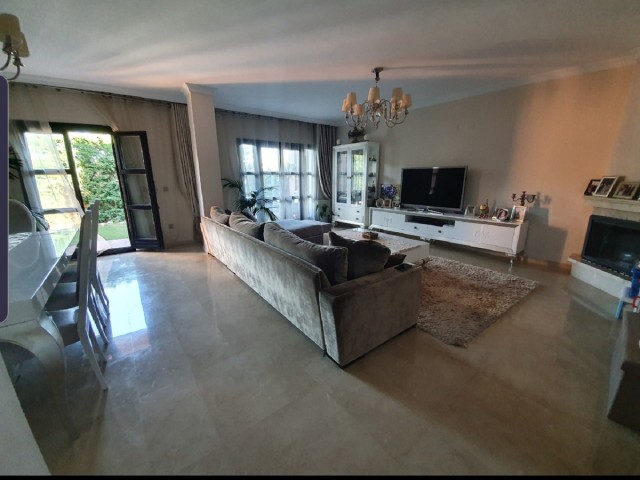 Maison mitoyenne avec 4 Chambres  à San Pedro de Alcántara