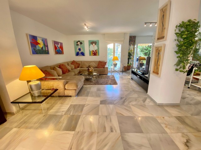 Apartamento con 5 Dormitorios  en Nagüeles