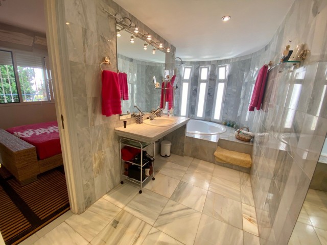 Apartamento con 5 Dormitorios  en Nagüeles