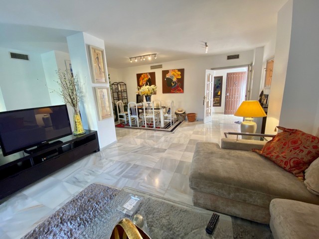 Apartamento con 5 Dormitorios  en Nagüeles