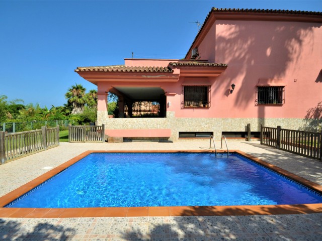 Villa avec 4 Chambres  à Casares Playa