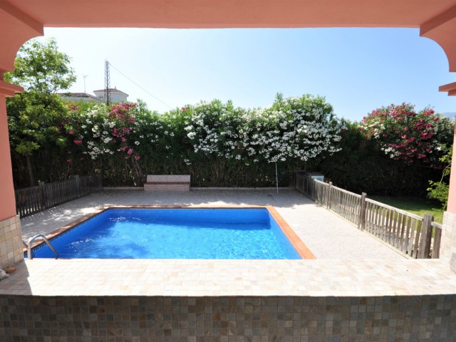 Villa avec 4 Chambres  à Casares Playa