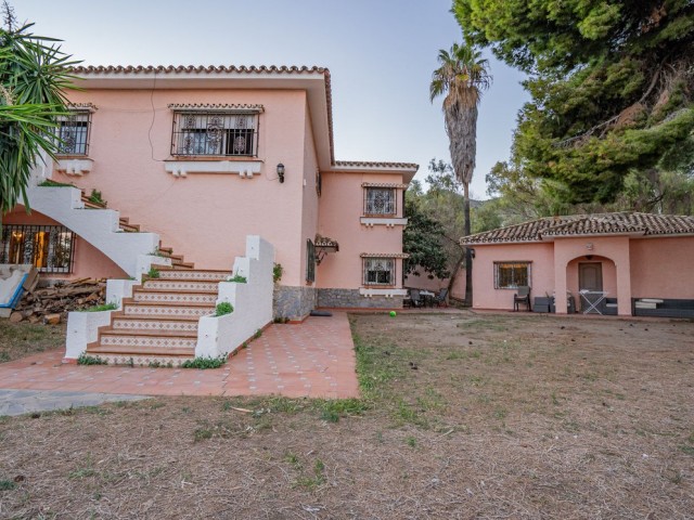 Villa con 6 Dormitorios  en Benalmadena Pueblo