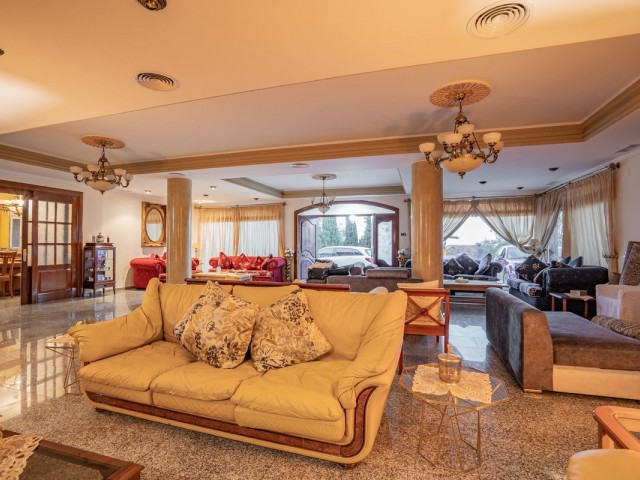 Villa con 6 Dormitorios  en Benalmadena Pueblo