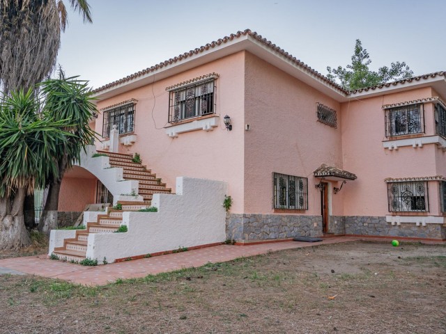 Villa con 6 Dormitorios  en Benalmadena Pueblo
