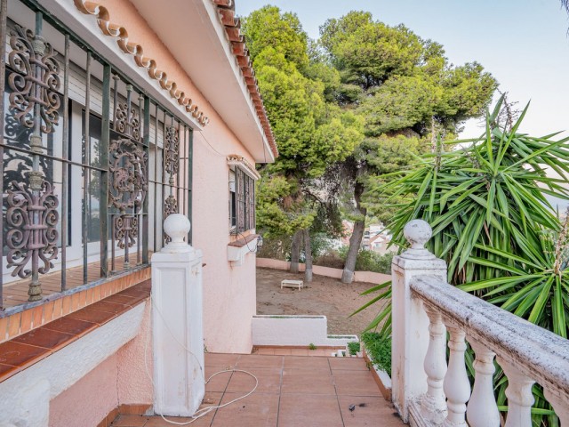 Villa con 6 Dormitorios  en Benalmadena Pueblo