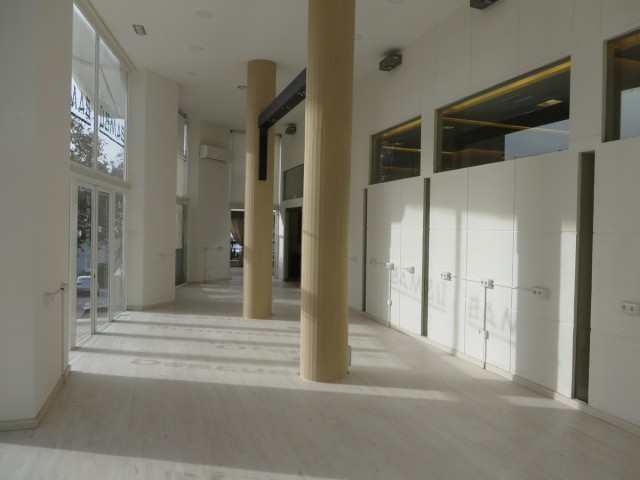 Commercial avec 5 Chambres  à Marbella