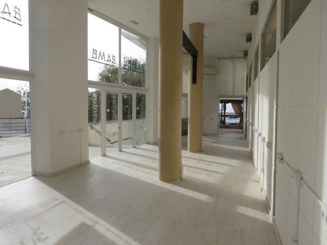 Commercial avec 5 Chambres  à Marbella