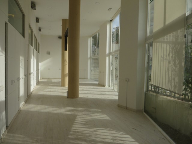 Commercial avec 5 Chambres  à Marbella