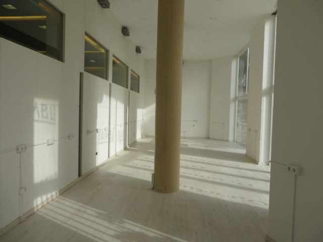 Commercial avec 5 Chambres  à Marbella
