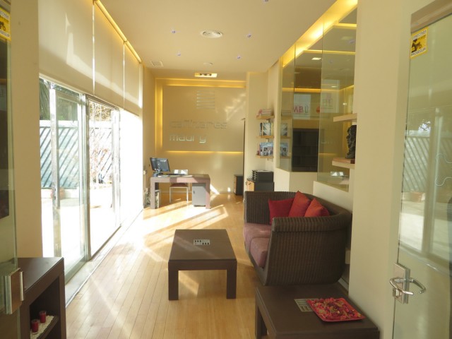Commercial avec 5 Chambres  à Marbella