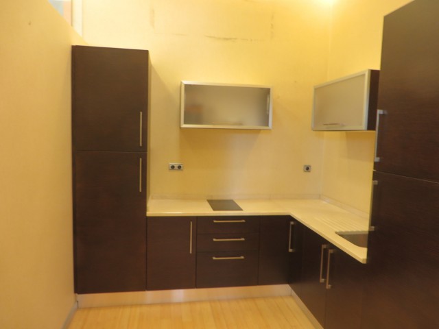 Commercial avec 5 Chambres  à Marbella