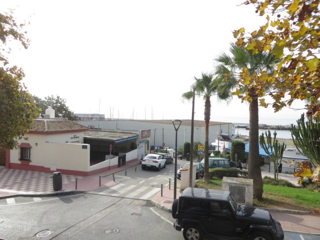 Commercial avec 5 Chambres  à Marbella