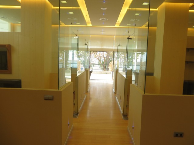 Commercial avec 5 Chambres  à Marbella
