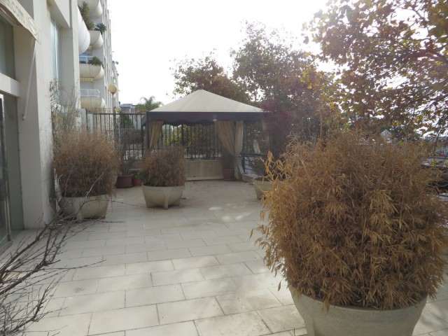 Commercial avec 5 Chambres  à Marbella
