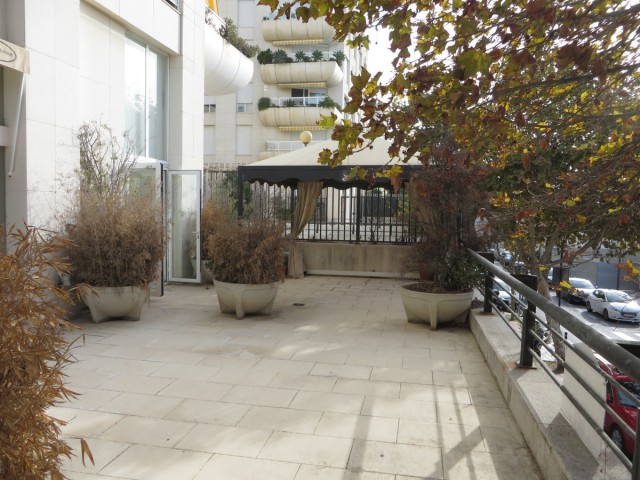 Commercial avec 5 Chambres  à Marbella