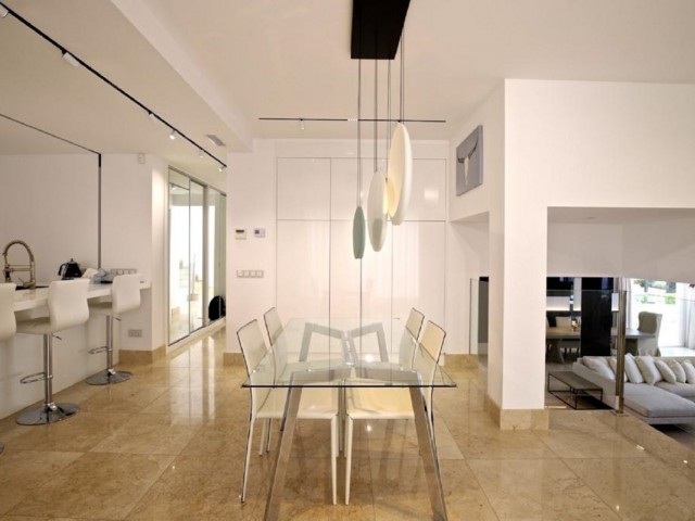 Villa con 6 Dormitorios  en Las Brisas
