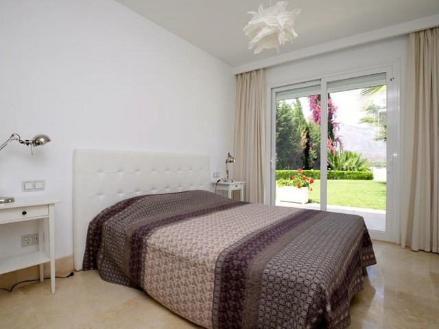 Villa con 6 Dormitorios  en Las Brisas