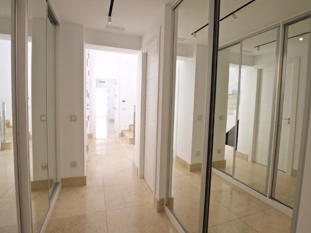 Villa con 6 Dormitorios  en Las Brisas