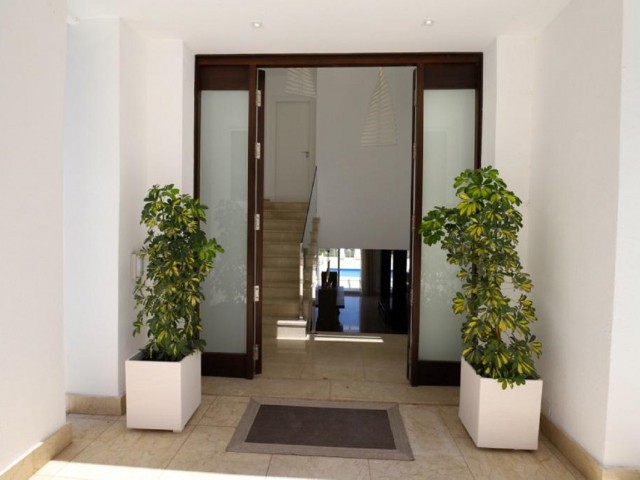 Villa con 6 Dormitorios  en Las Brisas