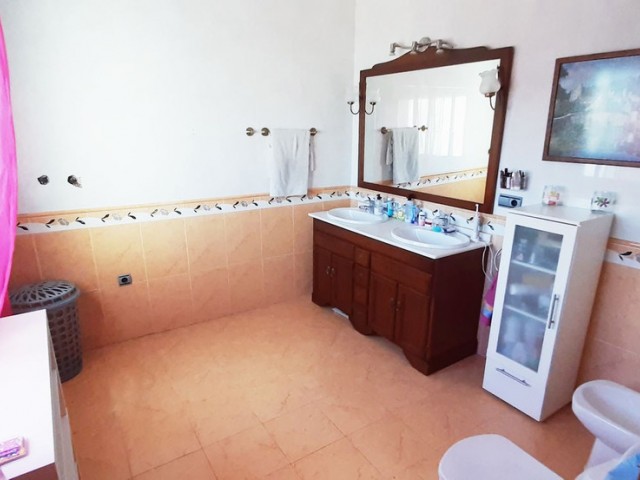 Villa con 3 Dormitorios  en Alhaurín el Grande