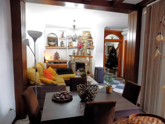 Maison mitoyenne avec 4 Chambres  à Alhaurín el Grande