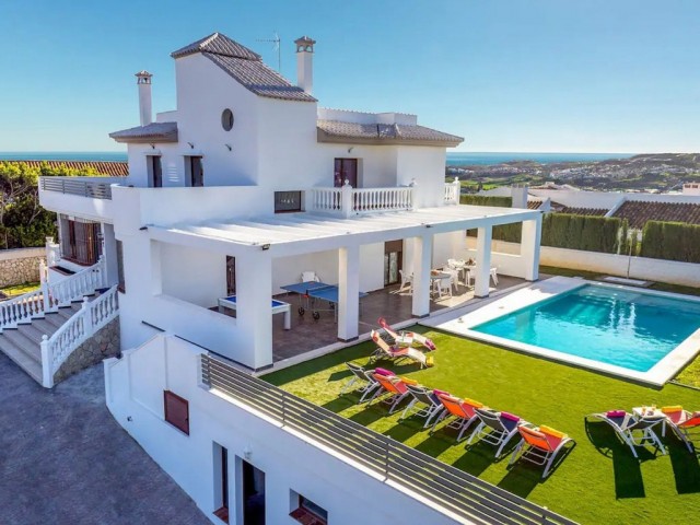 Villa con 5 Dormitorios  en Sierrezuela