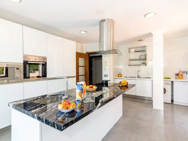 Villa con 5 Dormitorios  en Sierrezuela