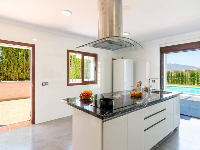 Villa con 5 Dormitorios  en Sierrezuela