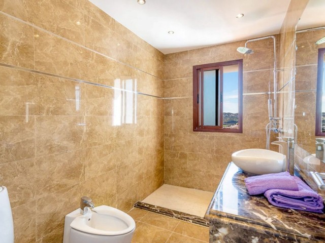 Villa con 5 Dormitorios  en Sierrezuela