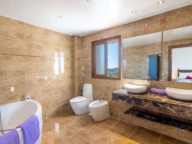 Villa con 5 Dormitorios  en Sierrezuela