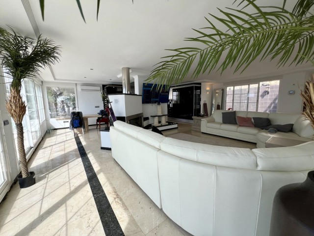 Villa con 5 Dormitorios  en El Chaparral