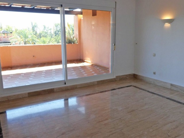 2 Bedrooms Apartment in Guadalmina Baja